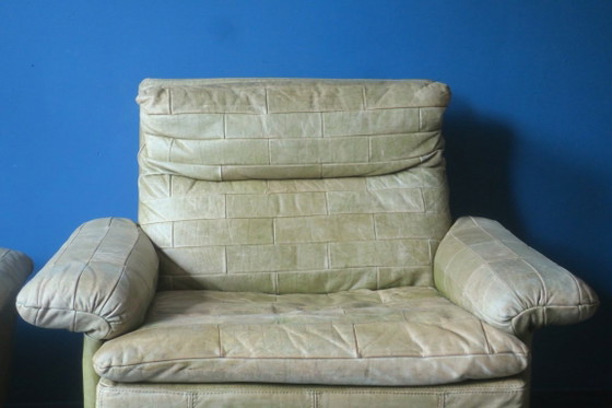 Patchwork olijfgroene leren fauteuil en voetenbank van Laauser, jaren 70. – Leather (photo 4 of 11)