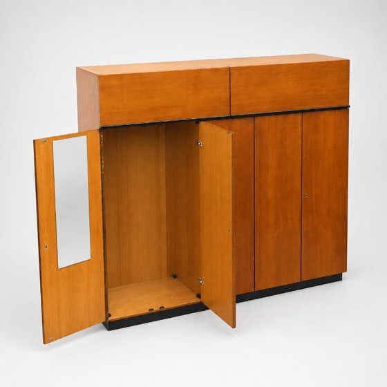 Image 1 of Amplio armario antiguo de teca con secciones para colgar ropa y estantes, de la década de 1960.
