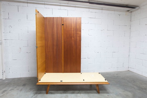 Image 1 of Französischer Kleiderschrank mit geschwungenen Beinen, 3 Türen, 1 Spiegel (27 x 130 cm) und 1 Schublade