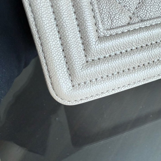 Image 1 of Chanel Boy Small - Caviar 20CM Gewatteerd generfd kalfsleer Grijs met gouden hardware Serie 27