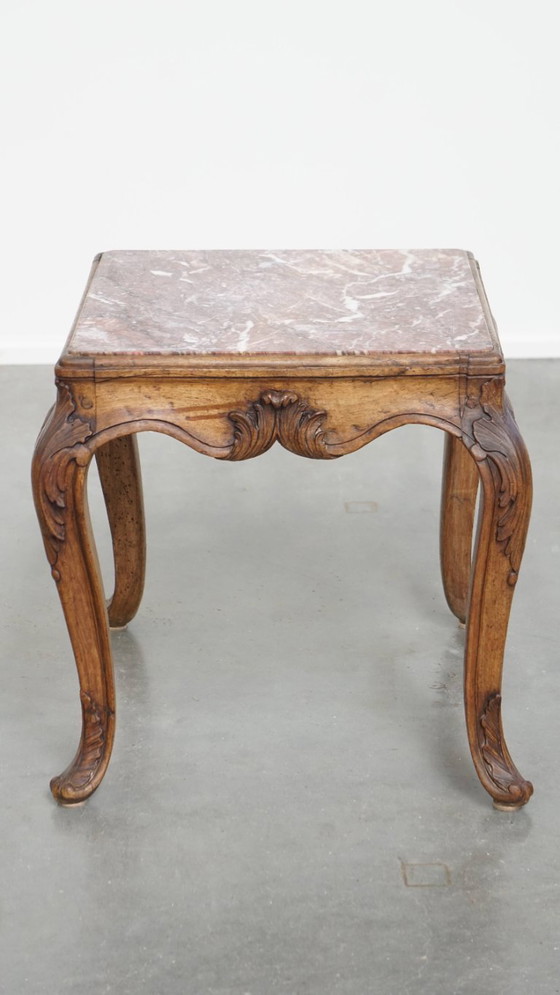 Image 1 of Ancienne table d'appoint carrée française de la fin du XVIIIe siècle avec cadre en bois et plateau en marbre