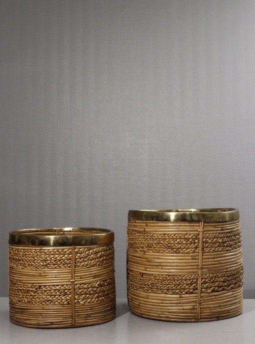 Coppia di grandi fioriere vintage in rattan e ottone disegnate da Gabriella Crespi negli anni '60