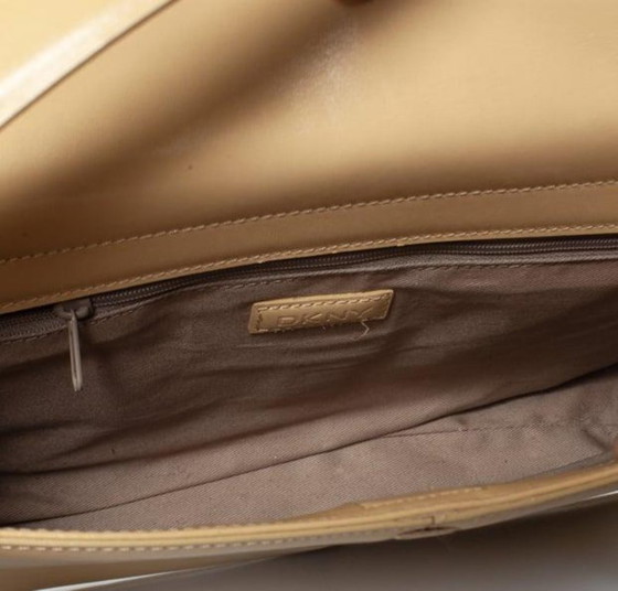 Image 1 of DKNY, bolso de hombro de piel en amarillo suave
