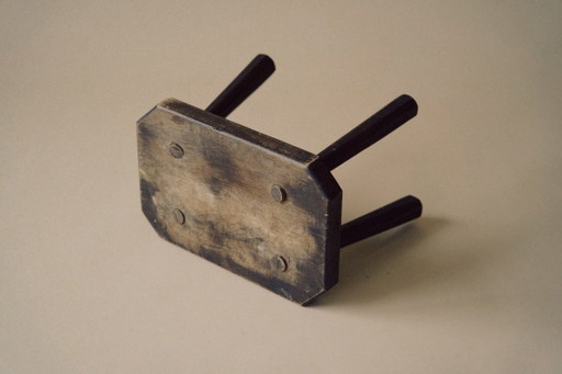 vierbeiniger Holzschemel