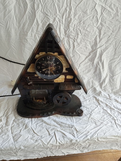 Een Japans futi houten klok met speelwerk en haardvuur