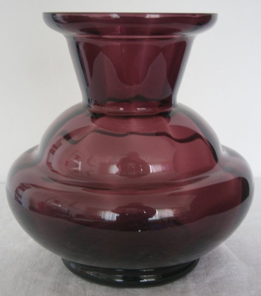 Art Deco Doyen vase, purple glass, 1930s, High 17 cm.