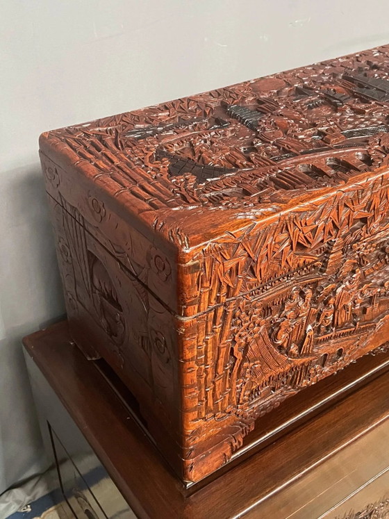 Coffre en camphre sculpté. Chine. XXe siècle. 40 x 80 x 38 cm. – Armoires de rangement, Wood (photo 3 of 7)