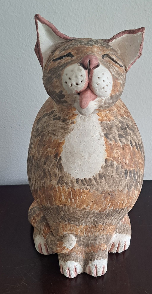 Scultura di gatto in ceramica, realizzata a mano.