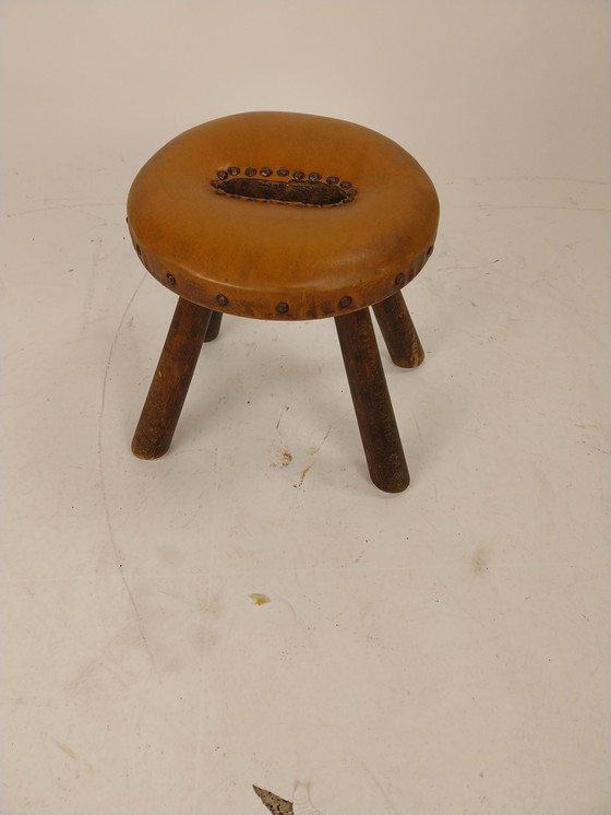 Image 1 of 1 sgabello brutalista con rivestimento in similpelle e chiodi neri anni '70