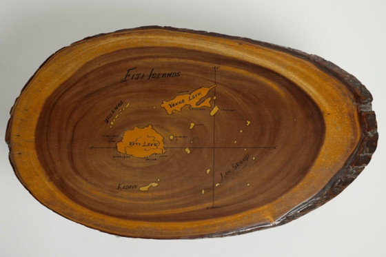 Tavolino Mid-Century Live-Edge in Monkey Pod con mappa delle Isole Fiji, c. anni '60 – Tavolini, Wood (photo 3 of 17)