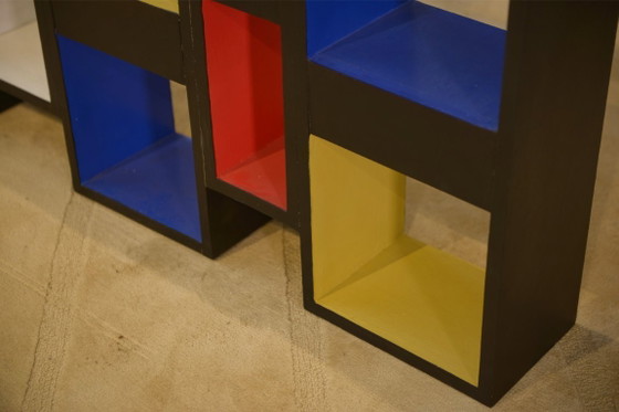 Image 1 of Plank 1960: een hedendaagse picturale interventie in de stijl van Piet Mondrian.