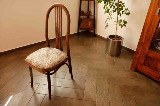 Image 1 of Set van vier Bentwood TON stoelen uit de jaren 1970 met bloemenbekleding