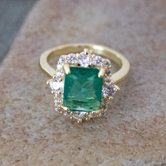 Image 1 of Ring mit smaragdgrünem Glascabochon und Strasssteinen