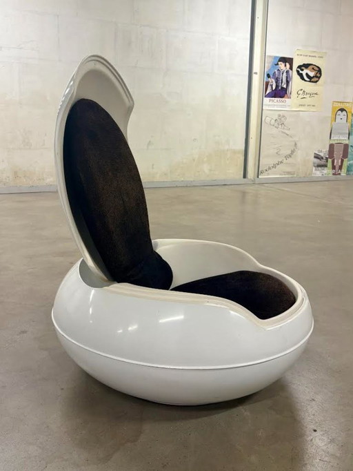 Egg chair