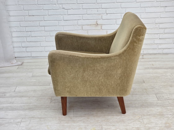 Image 1 of Fauteuil danois des années 1970, velours d'ameublement vert original, pieds en bois de teck