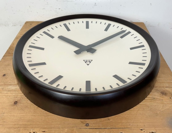 Image 1 of Grote industriële bakelieten fabriekswandklok van Pragotron, jaren 60