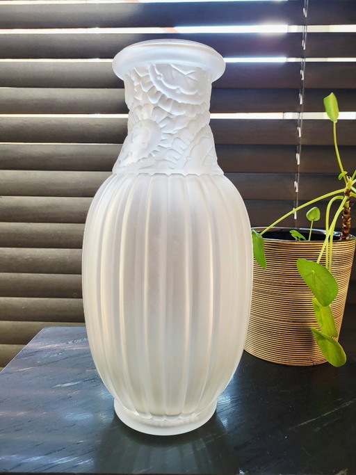 Art Deco Vaas, Espaivet, In Frosted Persglas Met Decor Floraalnen Lijnen Reliëf, Frankrijk