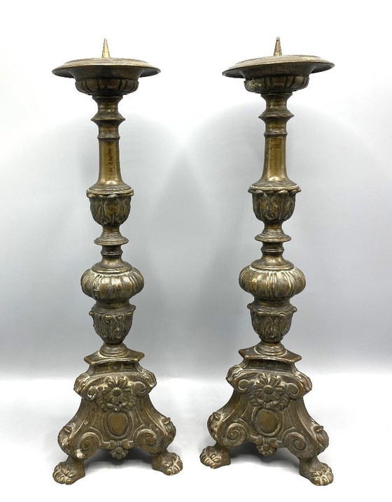 Image 1 of Set di due antichi candelieri in ottone o bronzo | Portacandele religiosi con motivi di santi | XIX/XX secolo