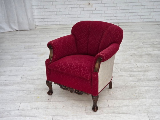 Image 1 of Deense fauteuil uit de jaren 50, bekleed met rode en lichtgrijze meubelwol en gesneden eikenhout.