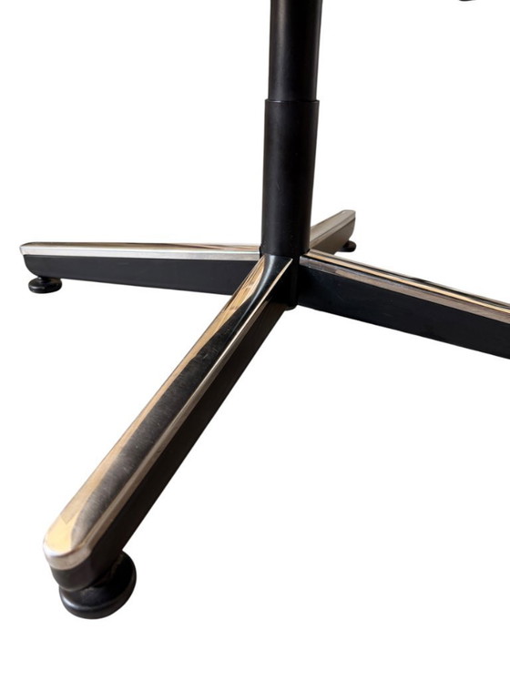 Image 1 of Een paar authentieke Charles Pollock directiestoelen voor Knoll - zwart leer & Skai