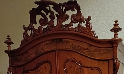Magnifique armoire ancienne en acajou ornée d'un blason