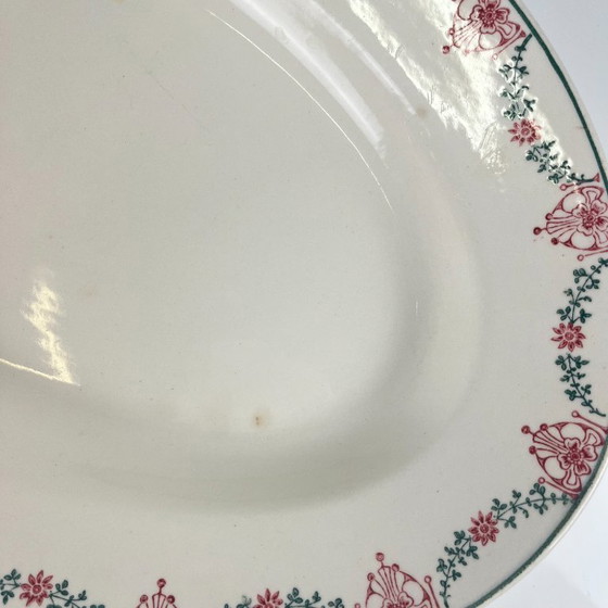 Image 1 of Plat oval Longwy, motif à guirlande rose et vert, début XXe s.