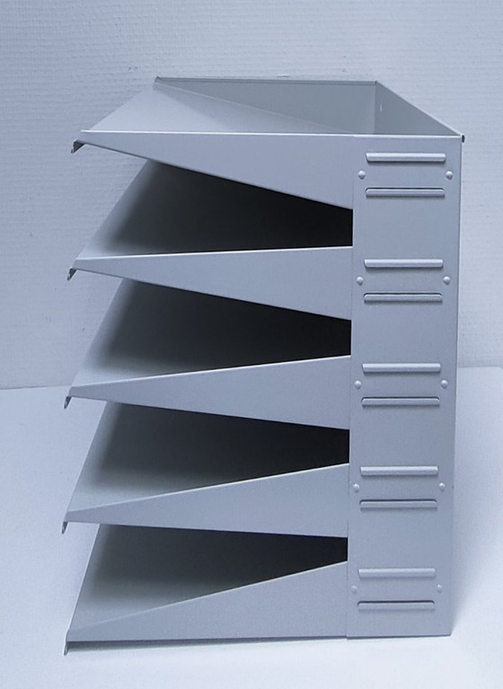 Image 1 of Estantería de pared de metal lacado de diseño