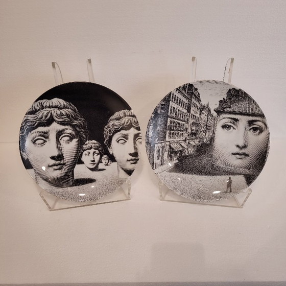 Image 1 of Paar porseleinen borden “Tema e Variazioni 223 en 205”, Fornasetti Milano, s. XX – Italië