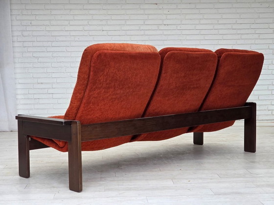 Image 1 of Dänisches 3-Sitzer-Sofa aus den 1970er Jahren, orange/roter Möbelvelours, Eichenholz.