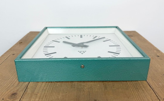 Horloge murale carrée industrielle verte de Pragotron, années 1970 – Pendules, Glass, Iron (photo 8 of 16)