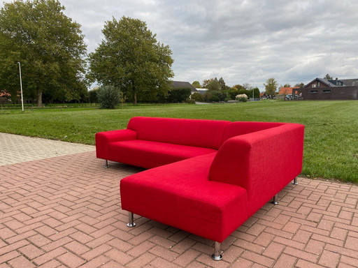 Ecksofa aus rotem Stoff