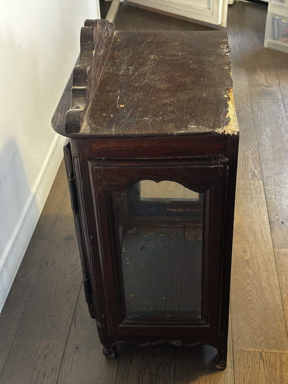 Image 1 of Vetrina in legno massello intagliato in stile Luigi XV, inizio XIX secolo