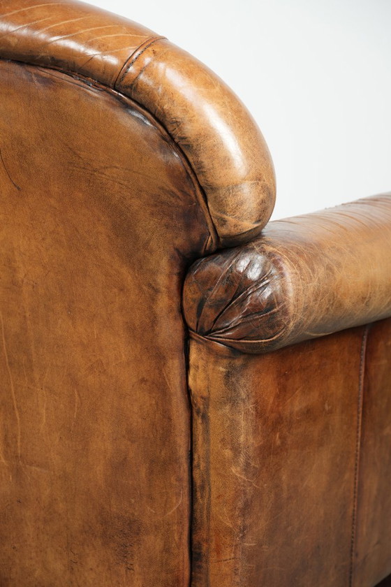 Image 1 of Karaktervolle schapenleren fauteuil met een mooie vintage look en een afwerking met siernagels