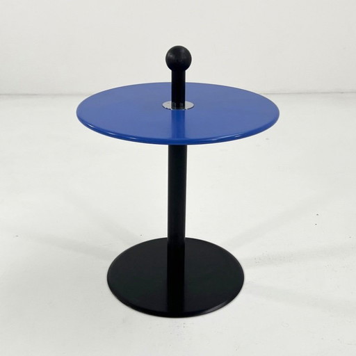 Mesita auxiliar azul de estilo posmoderno de Ikea, década de 1980.