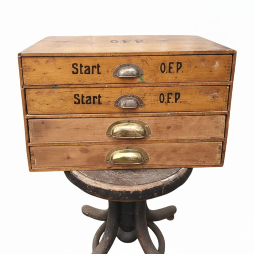 Industriële houten archiefkast met sjabloonmarkering, Tsjechoslowakije, jaren 1930-1940