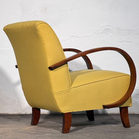 Image 1 of Een paar Halabala H-410 fauteuils, volledig gerestaureerd, jaren 30.