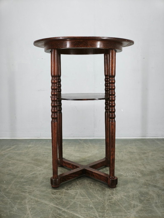 Image 1 of Tsjechische ovale art deco bijzettafel van beukenhout uit de jaren 1920 met onderplank.