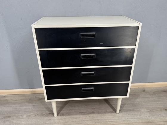 Image 1 of Vintage ladekast in zwart-wit contrast