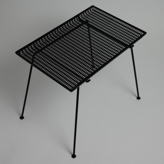 Tavolino Mid-Century in metallo perforato, Germania, anni '50 – Alla maniera di Mathieu Matégot – Tavolini (photo 7 of 14)