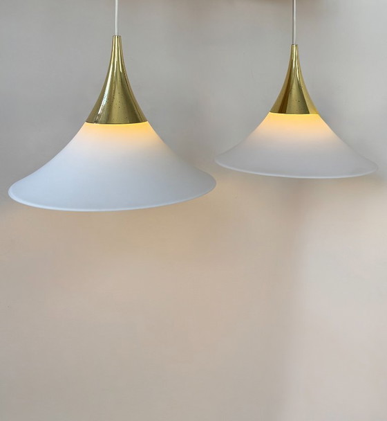 Image 1 of Paire de suspensions par Limburg en laiton et opaline, Allemagne 197