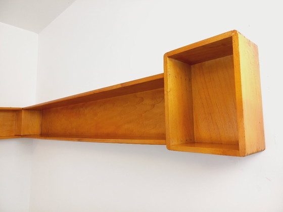 Image 1 of Vintage houten hoekwandplank uit de jaren 60/70