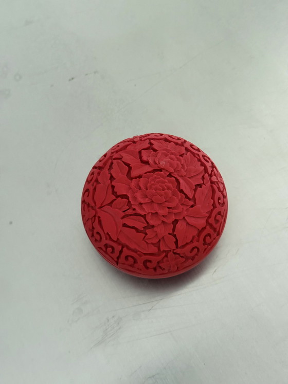 Image 1 of Chinesische rote Schachtel mit Zinnoberholzdeckel