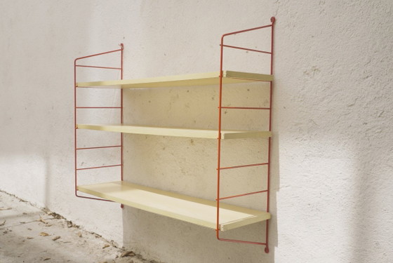 Estantería de pared estilo Tomado String, alambre de metal rojo, chapa de roble, estilo escalera de mediados (photo 5 of 23)
