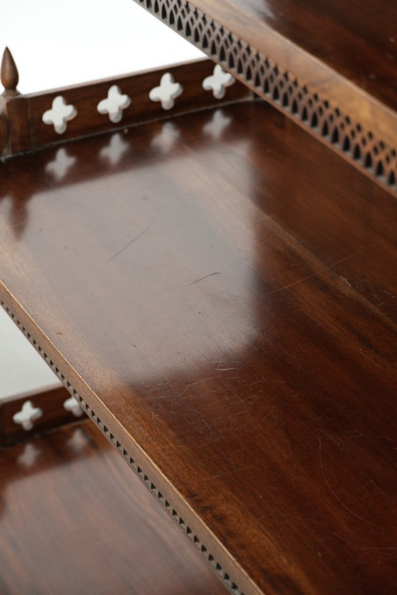 Image 1 of Sierlijke houten keuken/ leg/ boekenkast met een charmante en tijdloze klassiek Engelse uitstraling uit de 20e eeuw