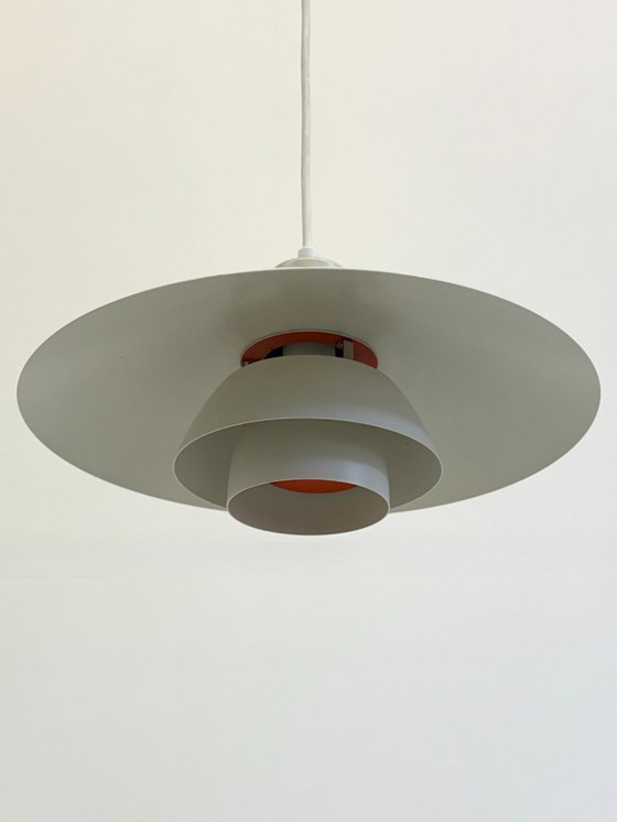 Image 1 of PH 4/3 hanglamp wit met oranje accenten van Poul Henningsen voor Louis Poulsen