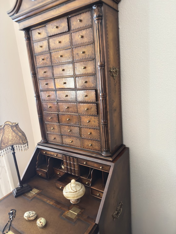 Image 1 of Escritorio de secretaria Theodore Alexander