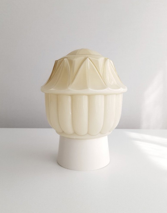 Image 1 of 1 van 2 beige vanille glazen art deco plafondlampen van Thabur in Den Haag, small variant, art deco lamp glazen bol; NOG 2 BESCH