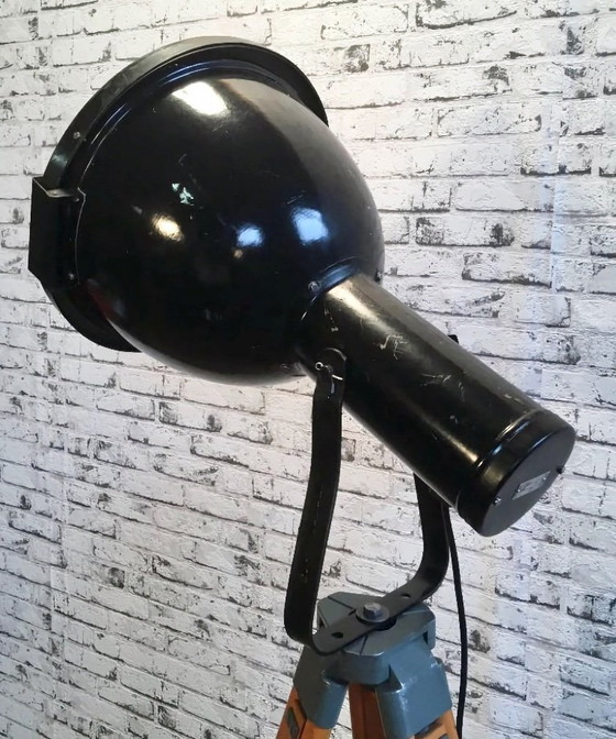 Image 1 of Faretto vintage in smalto nero su treppiede in legno, anni '50