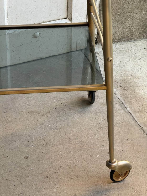 Image 1 of Carrello di servizio a due livelli in vetro fumé e metallo dorato