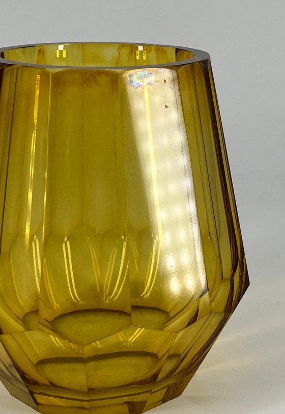 Image 1 of Art Deco Facetten-Vase – Bernstein – Stil Josef Hoffmann / Moser (1920er)